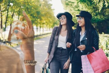 How to Coordinate Colors in Your Outfit with Fragrance Vibes