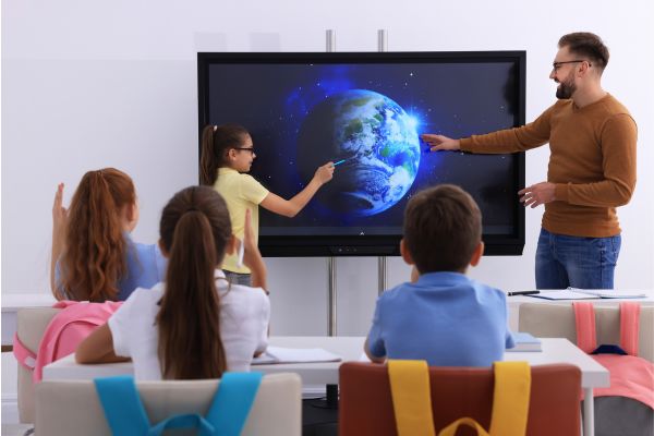 The Role of Interactive Whiteboards in Enhancing Classroom Engagement The Role of Interactive Whiteboards in Enhancing Classroom Engagement
