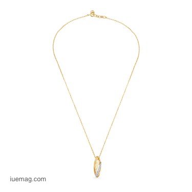 Women gold chain with pendant