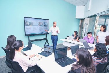 10 Signs You Are Working With an Emotionally Intelligent Leader